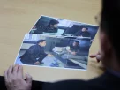 Депутат Ю Йон-Вон від головної опозиційної партії Південної Кореї «Партія народної влади» у своєму кабінеті в Національній асамблеї в Сеулі, Південна Корея, 28 вересня 2026 року, коментує фотографії, на яких зображені двоє північнокорейських військовополонених, яких нещодавно перевели з України до Південної Кореї. Ці знімки були зроблені під час його візиту до табору військовополонених в Україні в лютому минулого року.