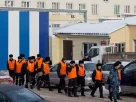 Ув’язнені під охороною залишають в’язницю, щоб вирушити на роботу до виправної колонії в Красноярську, 20 грудня 2013 року