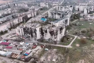 Пошкоджені багатоквартирні будинки в Олешках, на півдні України