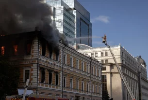 Гасіння пожежі Академії наук України у центрі столиці після удару російського безпілотника