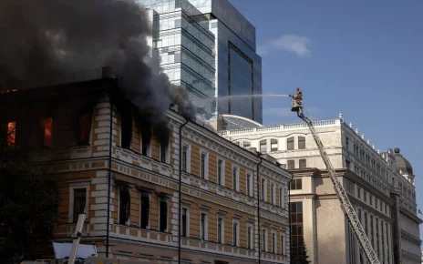 Гасіння пожежі Академії наук України у центрі столиці після удару російського безпілотника