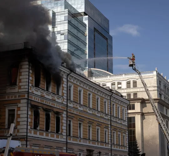 Гасіння пожежі Академії наук України у центрі столиці після удару російського безпілотника