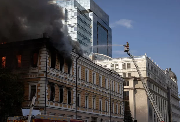 Гасіння пожежі Академії наук України у центрі столиці після удару російського безпілотника