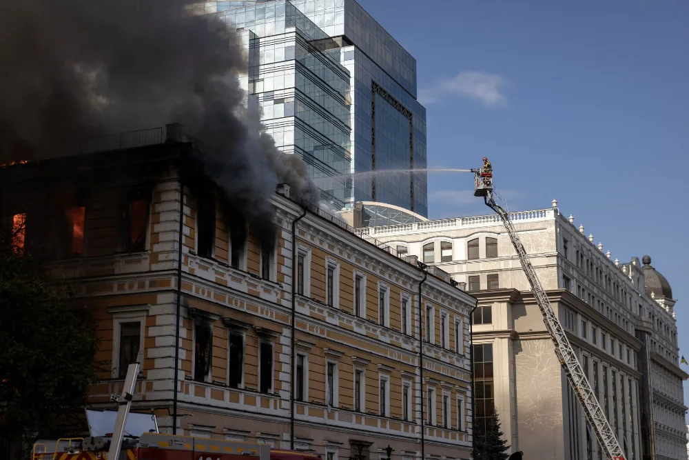 Гасіння пожежі Академії наук України у центрі столиці після удару російського безпілотника