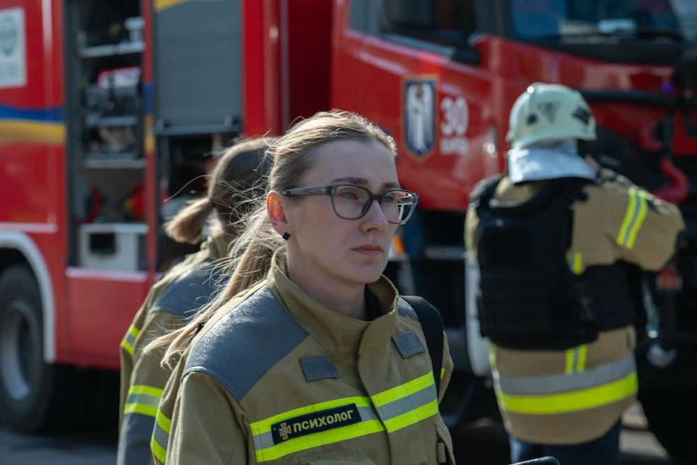 на фото зображено психолога рятівника