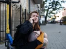 Реакція жінки після удару російського безпілотника по центру Києва, Україна, у понеділок, 28 вересня 2026 року
