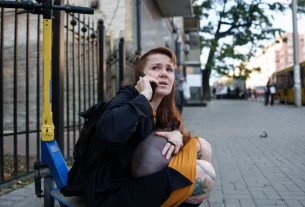 Реакція жінки після удару російського безпілотника по центру Києва, Україна, у понеділок, 28 вересня 2026 року