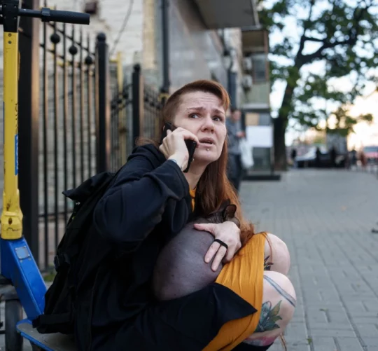 Реакція жінки після удару російського безпілотника по центру Києва, Україна, у понеділок, 28 вересня 2026 року