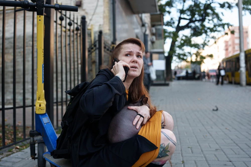 Реакція жінки після удару російського безпілотника по центру Києва, Україна, у понеділок, 28 вересня 2026 року