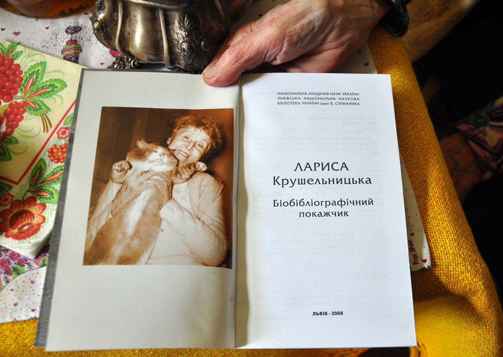 Лариса Крушельницька з улюбленим котом.