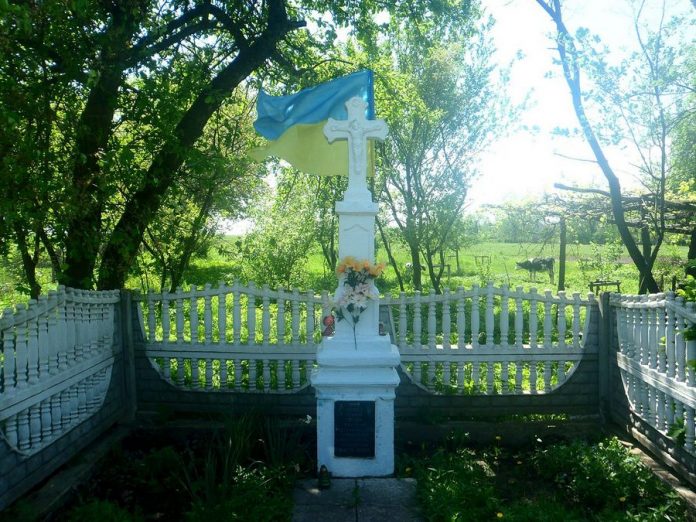 Пам’ятний хрест неподалік місця загибелі Юрія Липи. Напис на підніжжі “Цей хрест – німий свідок катувань 19-20 серпня 1944 р. і трагічної смерті від рук комуністів Юрія Липи”