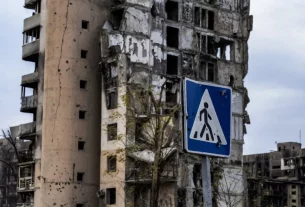 зруйноване прифронтове місто в Україні