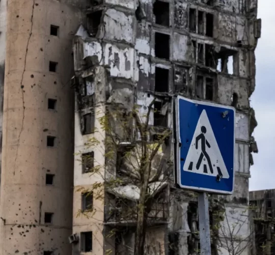 зруйноване прифронтове місто в Україні