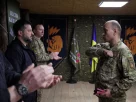Президент України Володимир Зеленський відвідав район фронту поблизу Лимана, щоб нагородити своїх солдатів
