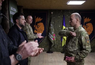 Президент України Володимир Зеленський відвідав район фронту поблизу Лимана, щоб нагородити своїх солдатів