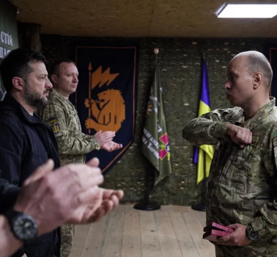 Президент України Володимир Зеленський відвідав район фронту поблизу Лимана, щоб нагородити своїх солдатів