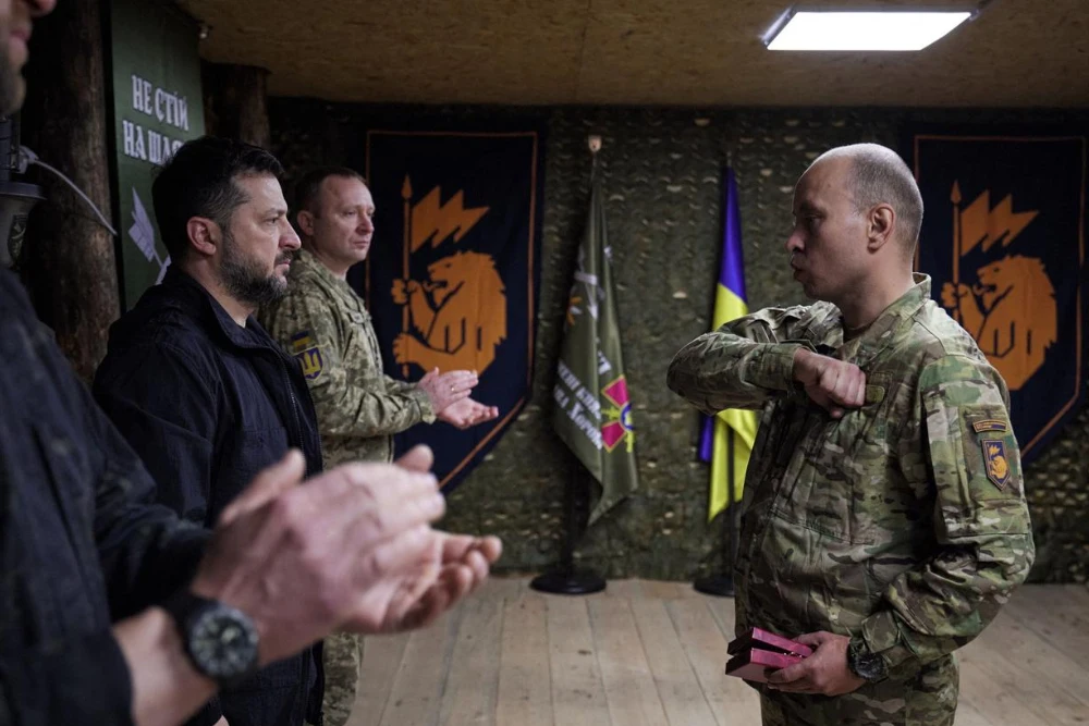 Президент України Володимир Зеленський відвідав район фронту поблизу Лимана, щоб нагородити своїх солдатів
