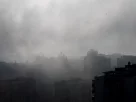 Ранковий туман над містом змішаний з димом війни