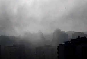 Ранковий туман над містом змішаний з димом війни