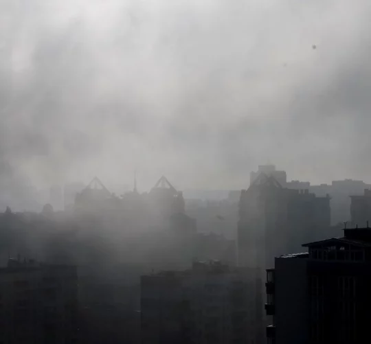 Ранковий туман над містом змішаний з димом війни