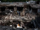 Люди проходять повз гаражі, зруйновані в результаті російського ракетного удару по місту Вишгород, поблизу Києва, у середу, 30 вересня 2026 року
