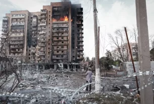 Будівля, що горить після обстрілу в Краматорську на сході України