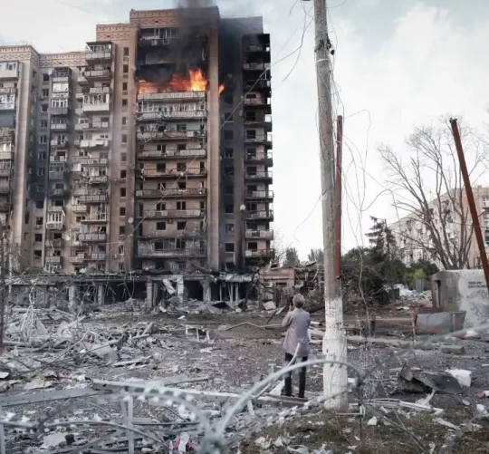 Будівля, що горить після обстрілу в Краматорську на сході України