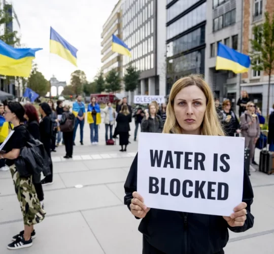 В Брюсселі 28 вересня 2026 року зібралися демонстранти, щоб висловити підтримку мешканцям Олешок та інших українських територій, що перебувають під російською окупацією