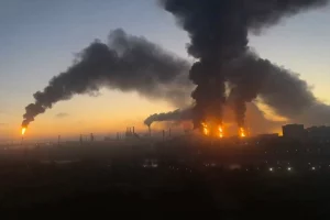 Нафтопереробний завод у Москві, що горить після ударів українських дронів минулого місяця