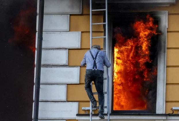 Ігор Мальчевський, заступник завідувача відділу Національної академії наук України в Києві, вибігає з будівлі після того, як у понеділок вона зазнала удару російського безпілотника
