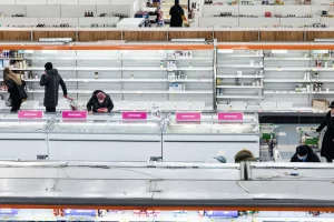 Порожні полиці в київському супермаркеті
