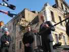 Президент України Володимир Зеленський та канцлер Німеччини Фрідріх Мерц спілкуються з журналістами на фоні будівлі Національної академії наук, пошкодженої внаслідок удару російського безпілотника, Київ 4 жовтня 2026 року