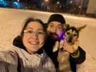 Маша та Данило Івженко роблять селфі зі своєю собакою Джессі на фотографії