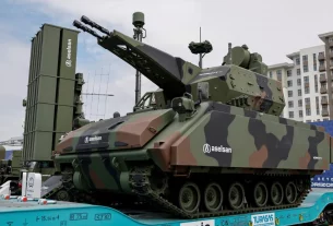 Швидкострільна гармата турецької системи протиповітряної оборони ближнього радіусу дії «Коркут» на виставці озброєння в Стамбулі