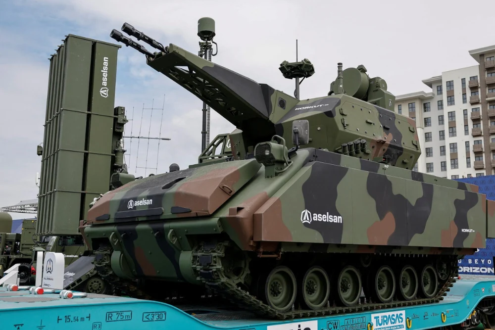 Швидкострільна гармата турецької системи протиповітряної оборони ближнього радіусу дії «Коркут» на виставці озброєння в Стамбулі