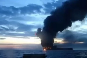 Дим, що піднімається з вантажного судна, яке загорілося в Чорному морі біля турецького узбережжя, листопад 2025 року