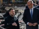 Канцлер Німеччини Фрідріх Мерц (праворуч) та президент України Володимир Зеленський відвідують пошкоджену під час війни Українську академію наук у Києві 4 жовтня 2026 року