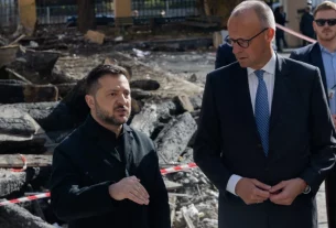 Канцлер Німеччини Фрідріх Мерц (праворуч) та президент України Володимир Зеленський відвідують пошкоджену під час війни Українську академію наук у Києві 4 жовтня 2026 року