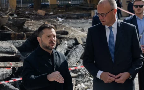 Канцлер Німеччини Фрідріх Мерц (праворуч) та президент України Володимир Зеленський відвідують пошкоджену під час війни Українську академію наук у Києві 4 жовтня 2026 року