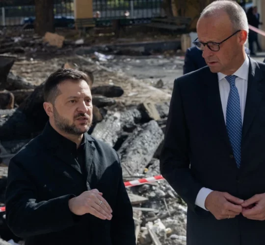 Канцлер Німеччини Фрідріх Мерц (праворуч) та президент України Володимир Зеленський відвідують пошкоджену під час війни Українську академію наук у Києві 4 жовтня 2026 року