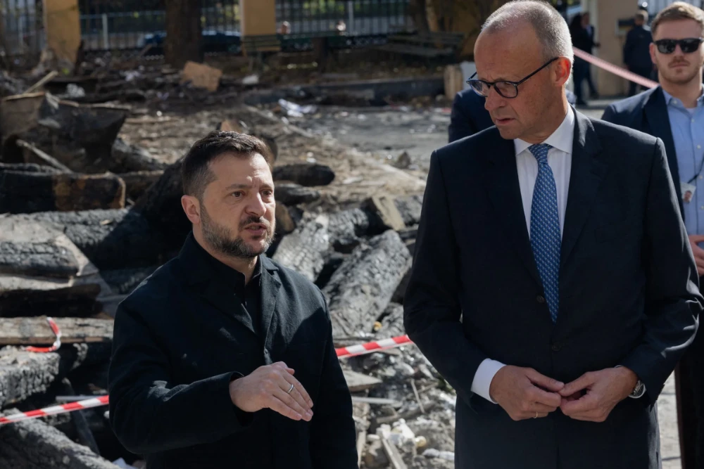 Канцлер Німеччини Фрідріх Мерц (праворуч) та президент України Володимир Зеленський відвідують пошкоджену під час війни Українську академію наук у Києві 4 жовтня 2026 року