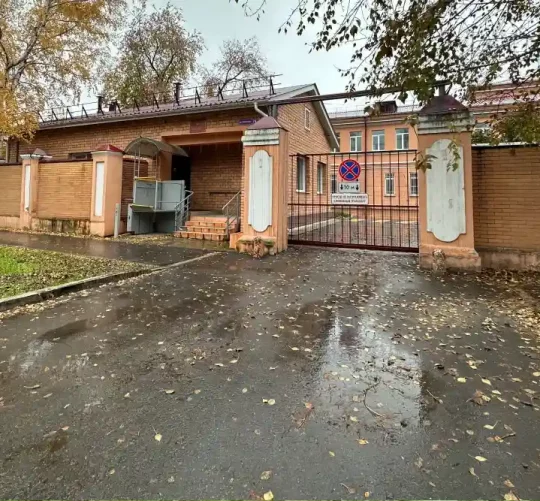 На фотографії, зробленій у Москві 5 жовтня 2026 року, зображено емблему Росспоживнагляду — російського органу з нагляду за захистом прав споживачів та охороною здоров’я