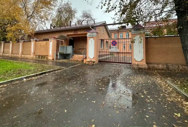 На фотографії, зробленій у Москві 5 жовтня 2026 року, зображено емблему Росспоживнагляду — російського органу з нагляду за захистом прав споживачів та охороною здоров’я