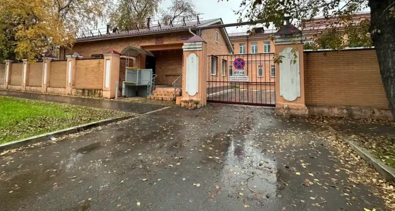 На фотографії, зробленій у Москві 5 жовтня 2026 року, зображено емблему Росспоживнагляду — російського органу з нагляду за захистом прав споживачів та охороною здоров’я