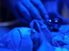 Недоношена дитина в інкубаторі в лікарні в Запоріжжі. Українські організації повідомляють про поодинокі випадки зростання материнської та дитячої смертності