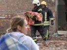 Український пожежник виносить з будівлі в Прилуках тіло немовляти