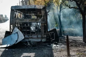 Обгорілий автобус після нападу, що стався у четвер у східному місті Краматорськ, Україна