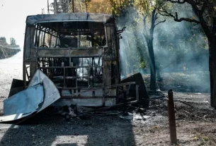 Обгорілий автобус після нападу, що стався у четвер у східному місті Краматорськ, Україна