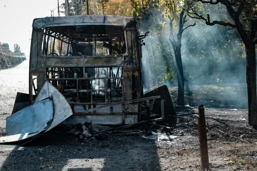 Обгорілий автобус після нападу, що стався у четвер у східному місті Краматорськ, Україна