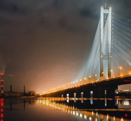 Південний міст у Києві у вечорі